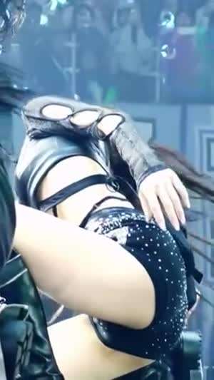 숏팬츠 입고 다리 쩍 벌리는 있지 유나&예지