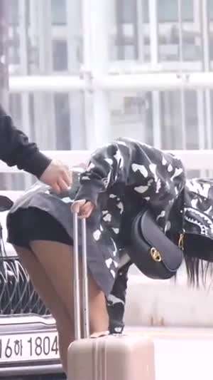 잠이 덜 깬 엔믹스 설윤 후드 속 검정 핫팬츠 공항패션