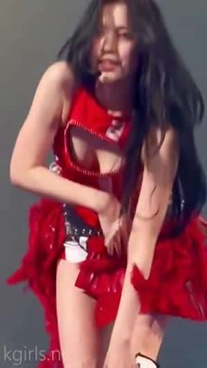 ITZY 류진 가슴에 구멍 뚫린 의상 콘서트 2일차 (약스압)