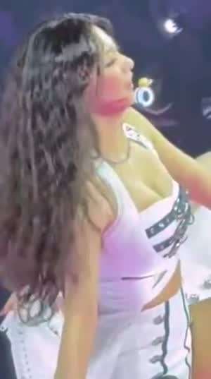 웨이브 헤어 콘서트 쯔위...화이트 벨트 의상 몽글한 가슴골.mp4