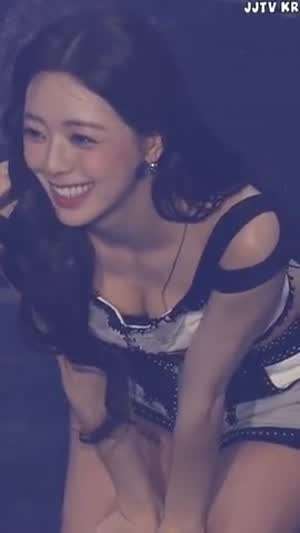 와일드한 있지 유나 숙인 가슴골.mp4