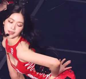 가슴쪽 뻥 뚫린 의상 앞으로 숙이는 ITZY 류진 (스압)