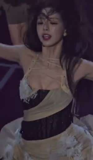 위에서 본 가슴 스트랩 의상 섹시한 ITZY 유나