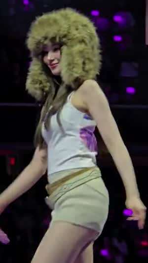 바로 앞에서 본 짧은 골지 스커트 트와이스 사나