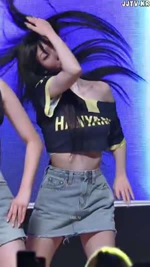 크롭 원 오프솔더 티셔츠 청치마 트리플에스 김나경