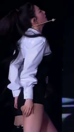 레드벨벳 슬기 방콕 SM콘 검정핫팬츠 찰진 하체