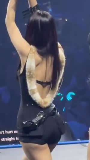 블랙 & 화이트 월드투어 워싱턴 콘서트 트와이스 쯔위 찰진 뒤태 (스압)