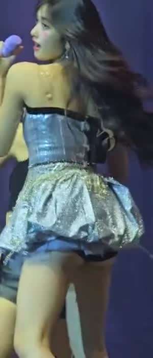 아이브 이서 너무 짧은 벌룬 치마 엉밑살.mp4