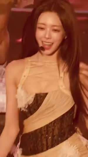 걸어 오는 있지 유나 X끈 홀터넥 가슴골 무빙.mp4