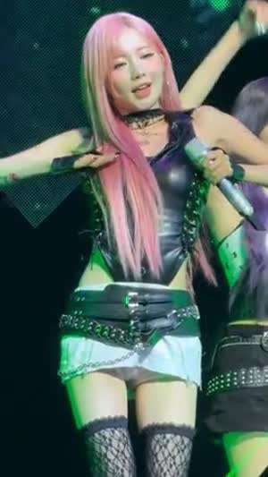 베이비몬스터 아사 흰속바지 선명한 ㄷㄲ.mp4