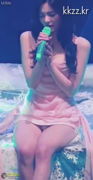 앉아서 노래하는 ITZY(있지) 리아