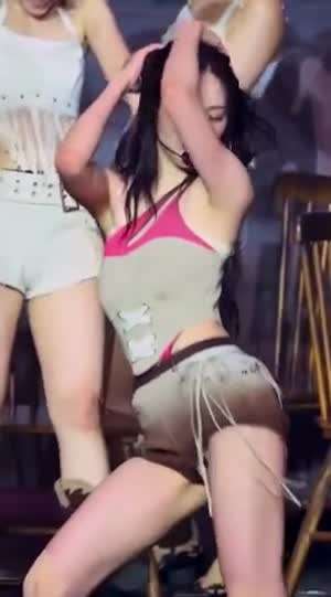 ITZY 류진 내전근 벌어진 반바지틈