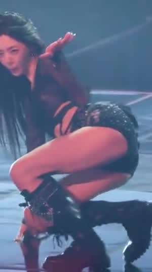 반짝이 핫팬츠 허벅지 ITZY 유나 허리라인 골반