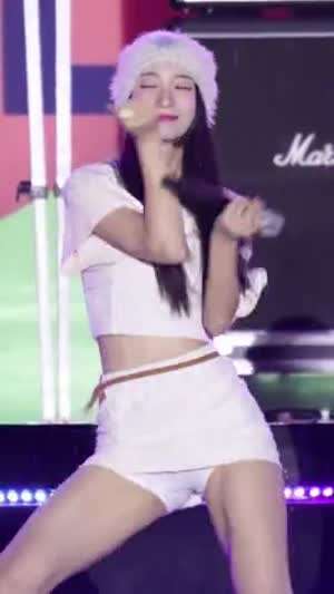 속바지보다 더 짧은 치마 오마이걸 유빈