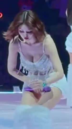 앞으로 숙여서 물병 줍는 화이트 란제리 의상 트와이스 모모 지효