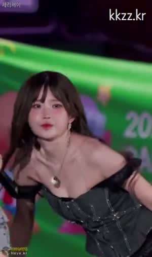 파인 오프숄더 프로미스나인 송하영