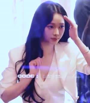 유리 너머 팬들와 대화하는 깊이 파인 정장 조끼 에스파 카리나