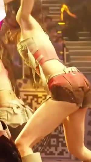 그라데이션 의상 ITZY 유나 핫팬츠 뒤태