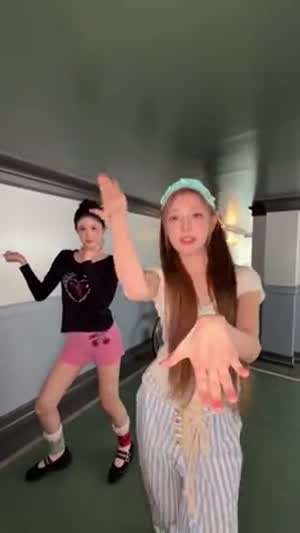 하츠투하츠 유하, 에이나