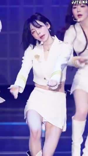 트리플에스 김나경 쩍벌 흰 반바지 틈 속바지