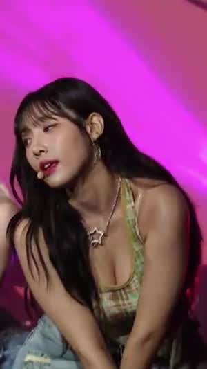 라잇썸 초원 땀에 젖은 묵직한 가슴골 민소매.mp4