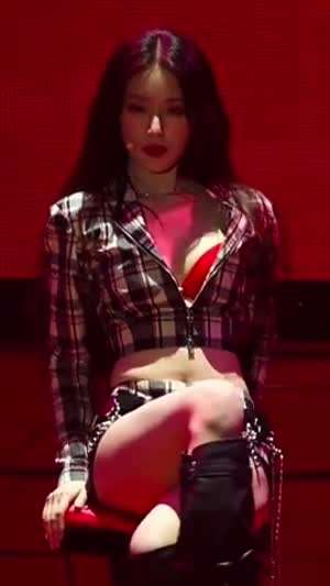 체크 의상 속에 빨간 브라 입은 아이들 슈화... 의자댄스 쩍벌자세 (스압)