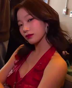 유혹 앙탈 시전하는 빨간 에나멜 의상 레드립 르세라핌 카즈하