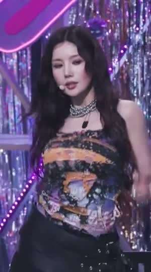 권은비 짧은 스커트 은은한 가슴 바운스.mp4