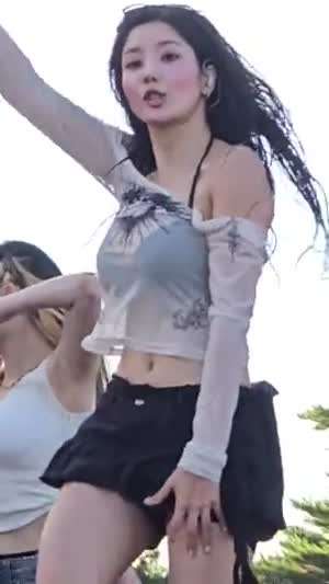 권은비 워터밤 들어 올려 주는 젖은 흰티 블랙 브라 언더붑 가슴골.mp4