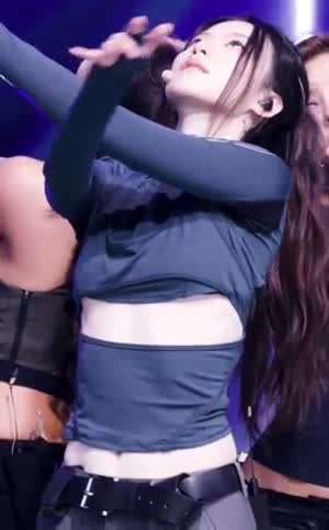 아이들 슈화 절개 라인으로 보이는 언더붑 가슴 살짝.mp4