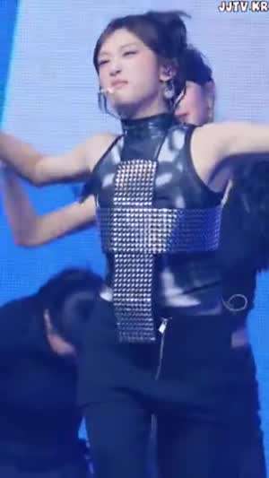 반짝이 십자가 박힌 민소매 겨드랑이 아이브 이서