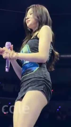 바로 아래에서 보는 슬림 원피스 트와이스 사나