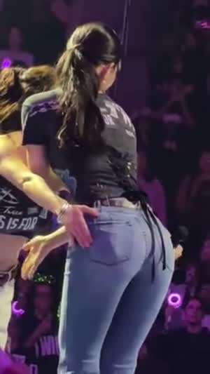 청바지 뒤태가 예쁜 트와이스 쯔위