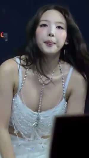 보석 장식 란제리 의상 트와이스 나연 뉴욕콘서트