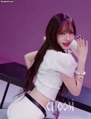 엉덩이 흔드는 아이브 리즈.gif