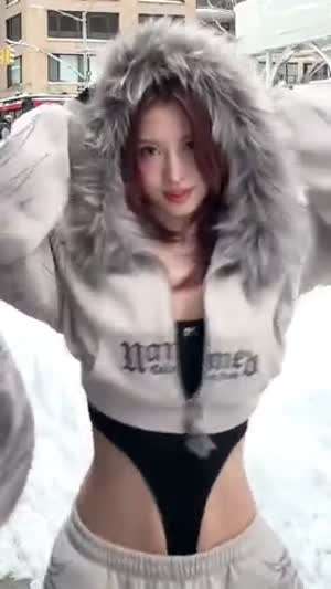 길에서 챌린지하는 털모자 후드 바디수트 의상 트와이스 모모