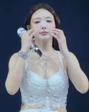 머리 정리하는 보석 란제리 트와이스 나연