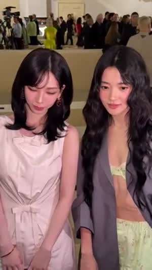 오늘자 프라다쇼 에스파 카리나X배우 김태리.MP4