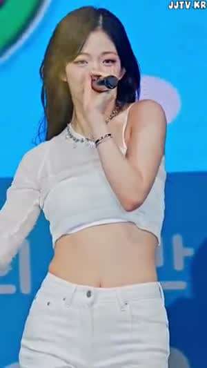 프로미스나인 이채영 화이트 크롭탑 개미허리 골반 백바지