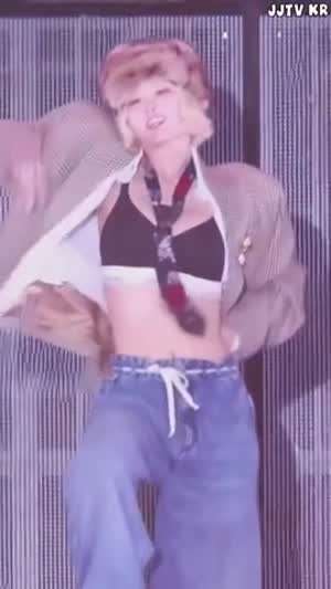 트와이스 모모 자켓속 CK 스포츠 브라