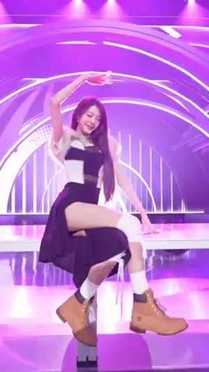 미모로 카메라를 '블랙홀'처럼 빨아들이는 아이브 장원영 다리 꼰 허벅지