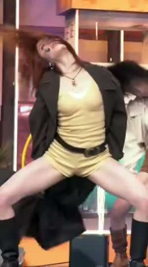 르세라핌 허윤진 봉긋가슴 쩍벌 허벅지.mp4