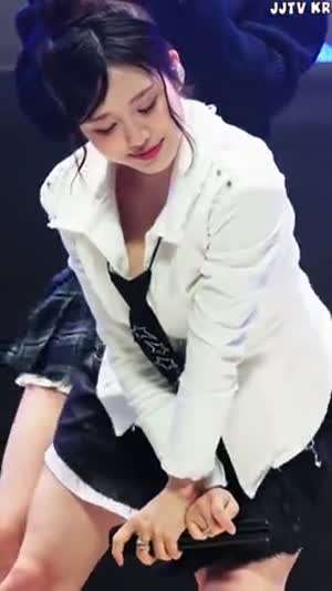 앞으로 숙인 라잇썸 나영 헐렁한 넥타이