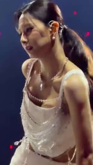 섹시한 매력 뽐내는 올화이트 트와이스 쯔위