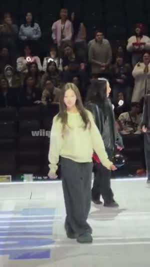 편하게 입고 사운드체크하는 트와이스 사나 팬들과 인사