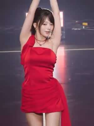 포니테일 프로미스나인 이나경 레드 주름 원피스 몸매