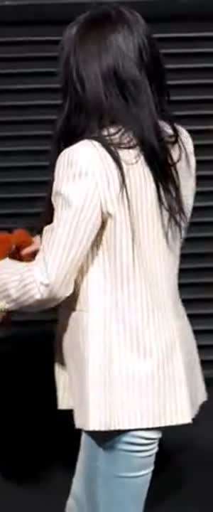 무대 인사하는 오마이걸 아린 청바지 뒤태