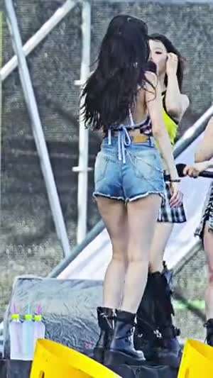 프로미스나인 백지헌 워터밤 헐렁한 청팬츠