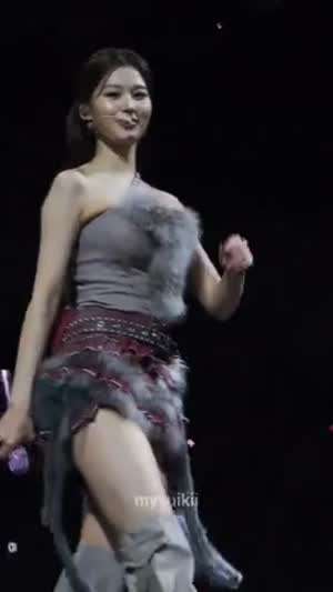 1열 가까이에서 본 털 코르셋 의상 요망한 트와이스 사나