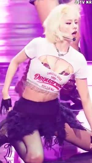 ITZY 예지 흰티 절개라인 갈라진틈